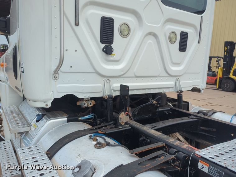 image for item NW9665 2012 Freightliner Cascadia semi truck