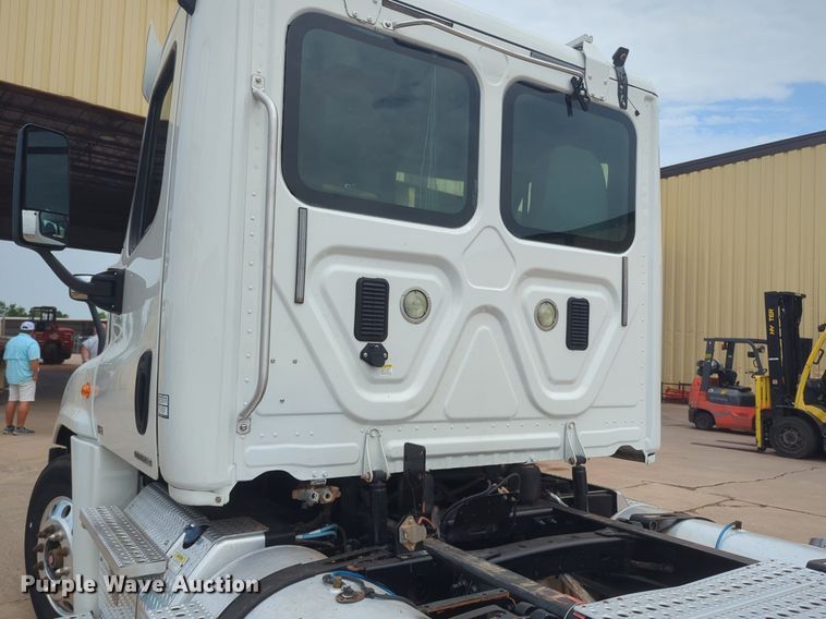 image for item NW9665 2012 Freightliner Cascadia semi truck