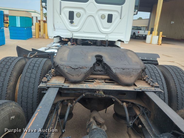 image for item NW9665 2012 Freightliner Cascadia semi truck