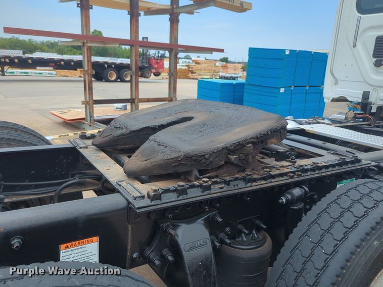 image for item NW9665 2012 Freightliner Cascadia semi truck