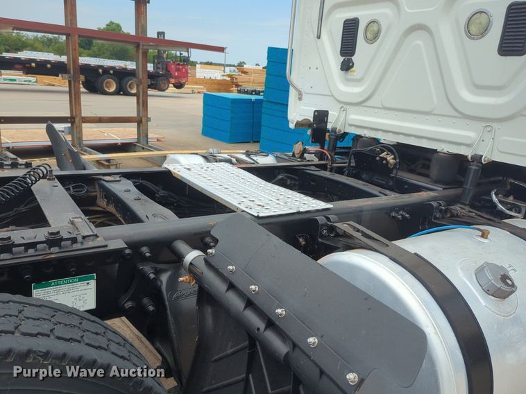 image for item NW9665 2012 Freightliner Cascadia semi truck