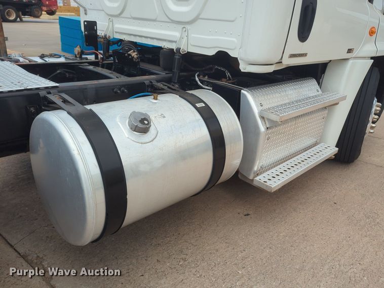 image for item NW9665 2012 Freightliner Cascadia semi truck