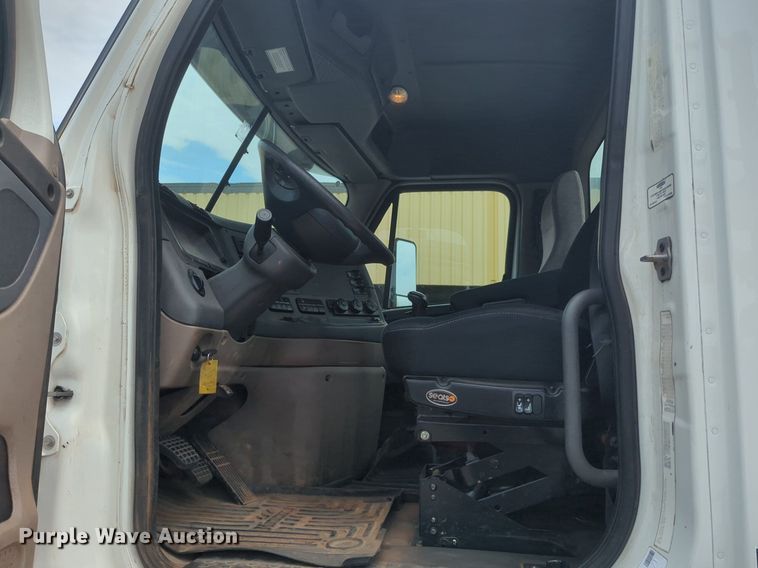 image for item NW9665 2012 Freightliner Cascadia semi truck