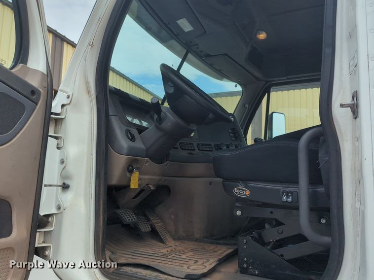 image for item NW9665 2012 Freightliner Cascadia semi truck