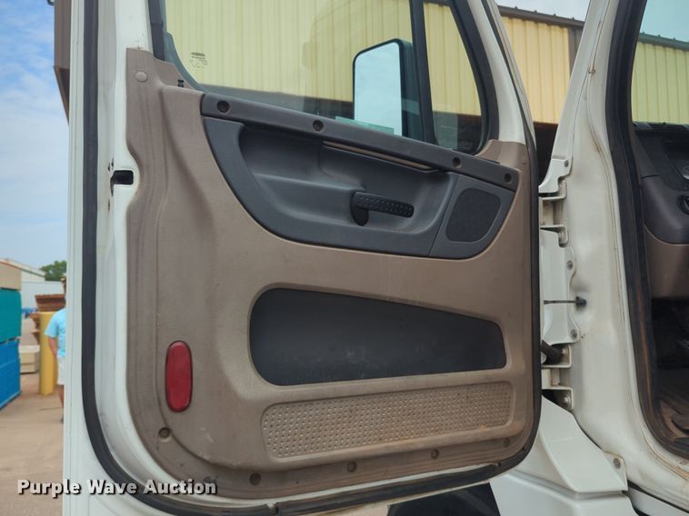 image for item NW9665 2012 Freightliner Cascadia semi truck