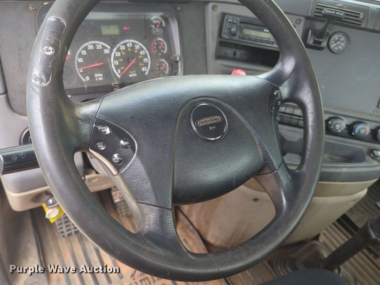 image for item NW9665 2012 Freightliner Cascadia semi truck