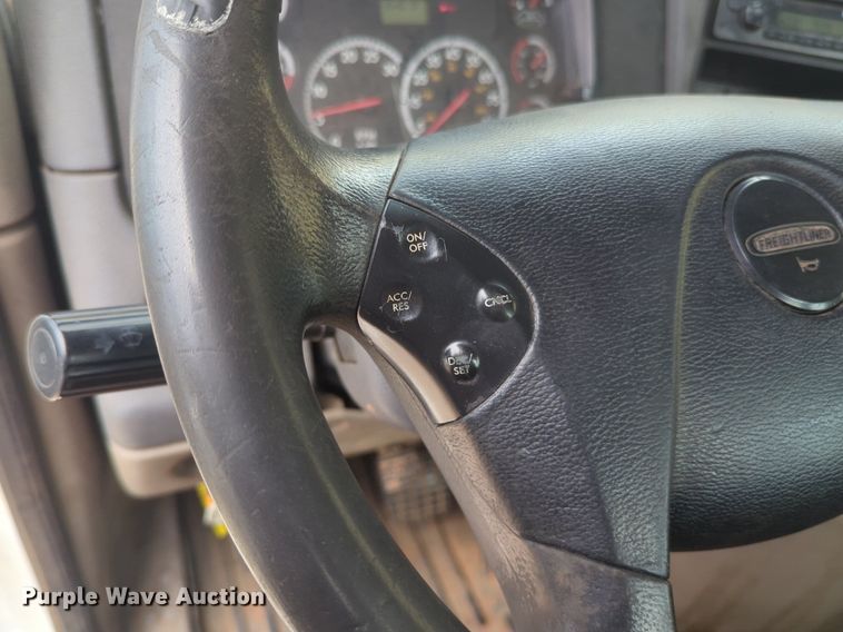 image for item NW9665 2012 Freightliner Cascadia semi truck