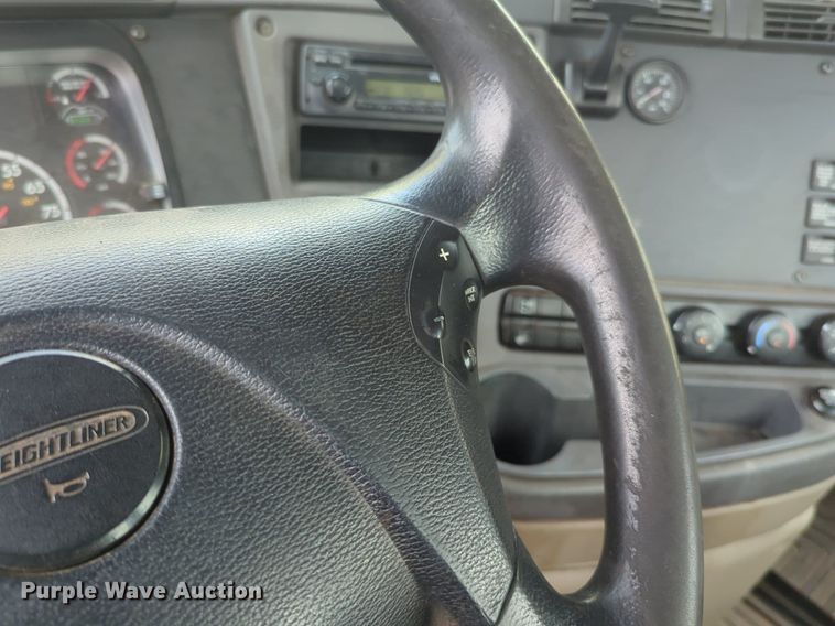 image for item NW9665 2012 Freightliner Cascadia semi truck