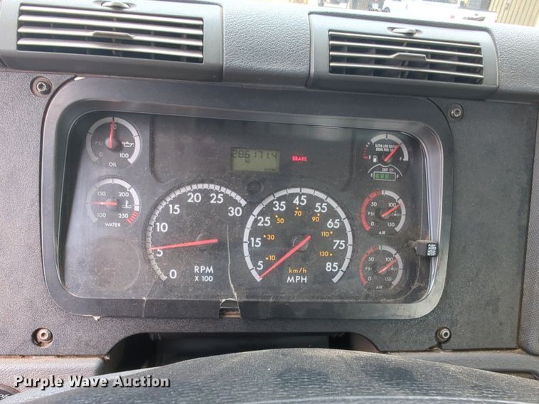 image for item NW9665 2012 Freightliner Cascadia semi truck