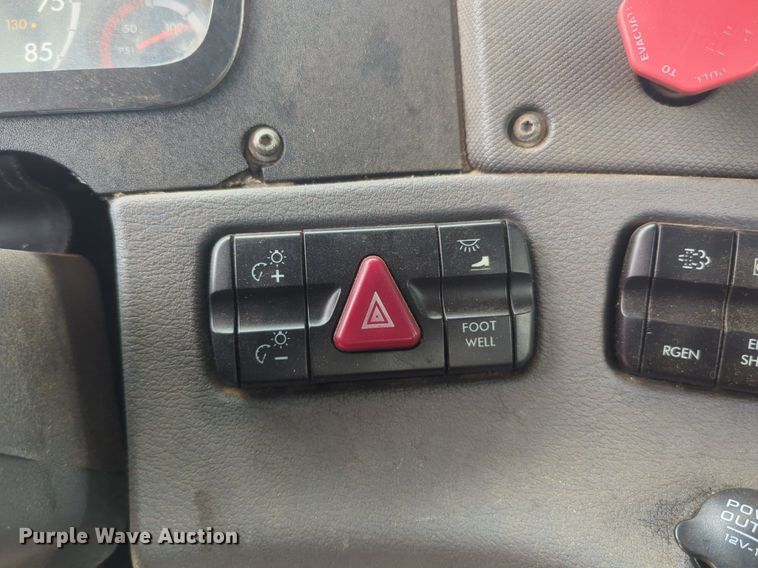 image for item NW9665 2012 Freightliner Cascadia semi truck