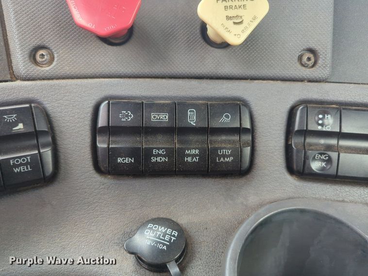 image for item NW9665 2012 Freightliner Cascadia semi truck