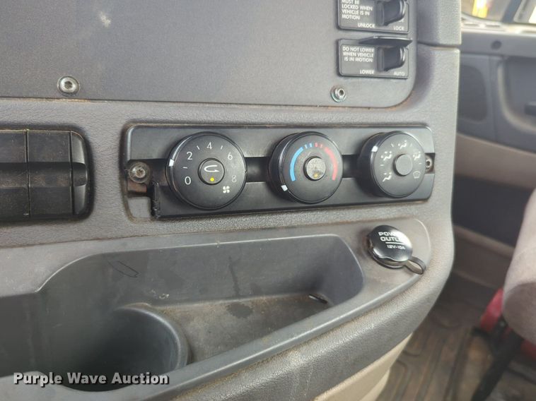 image for item NW9665 2012 Freightliner Cascadia semi truck