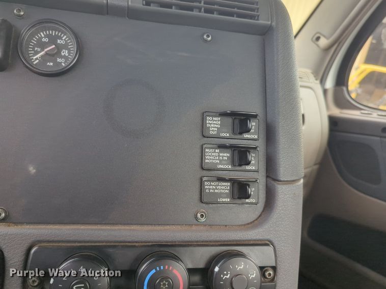 image for item NW9665 2012 Freightliner Cascadia semi truck