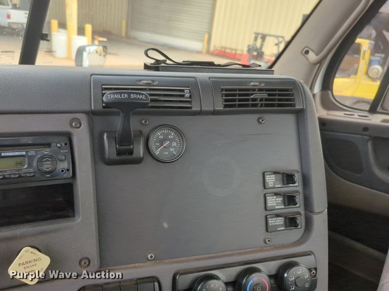 image for item NW9665 2012 Freightliner Cascadia semi truck