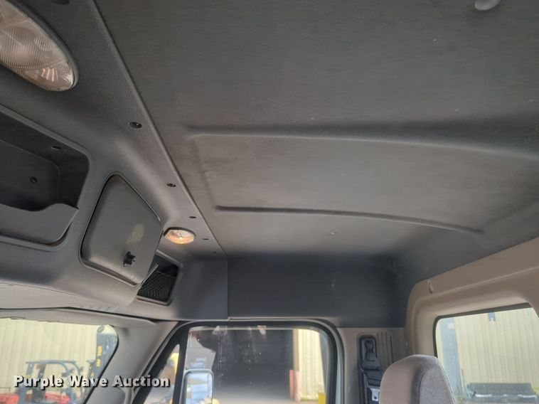 image for item NW9665 2012 Freightliner Cascadia semi truck