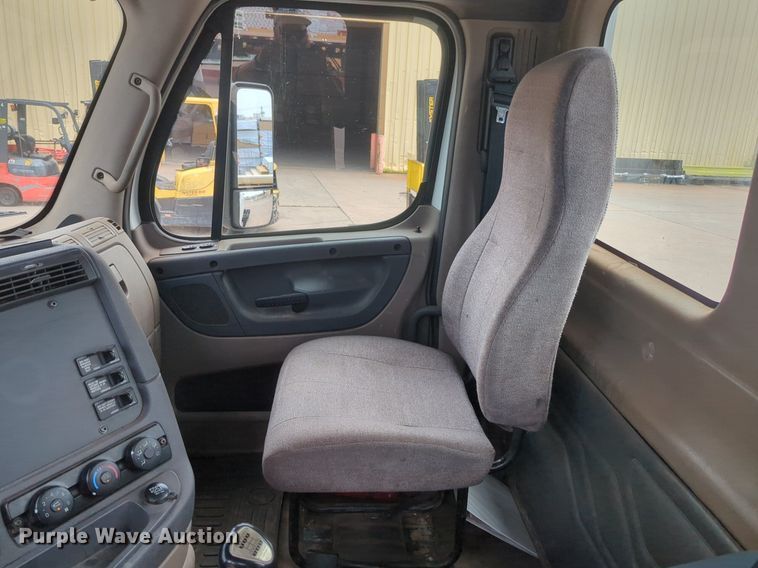 image for item NW9665 2012 Freightliner Cascadia semi truck