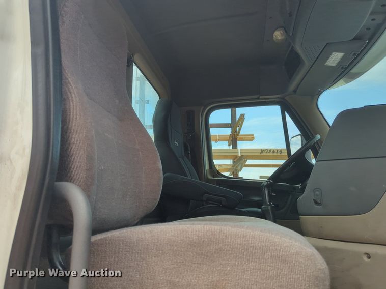 image for item NW9665 2012 Freightliner Cascadia semi truck