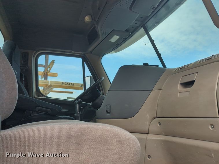 image for item NW9665 2012 Freightliner Cascadia semi truck