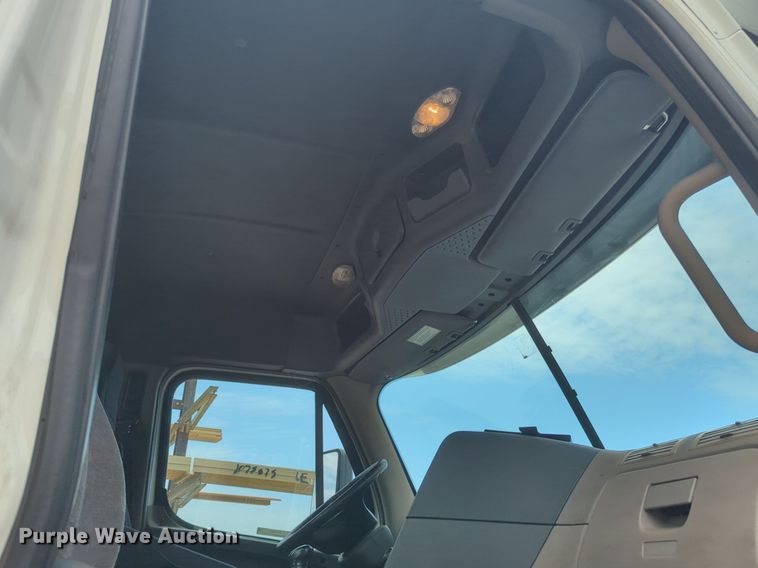 image for item NW9665 2012 Freightliner Cascadia semi truck