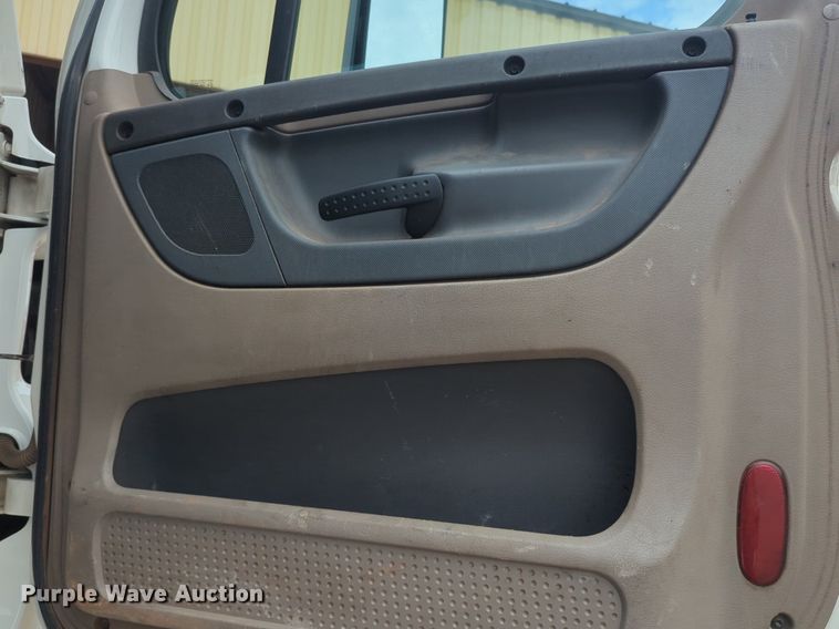 image for item NW9665 2012 Freightliner Cascadia semi truck