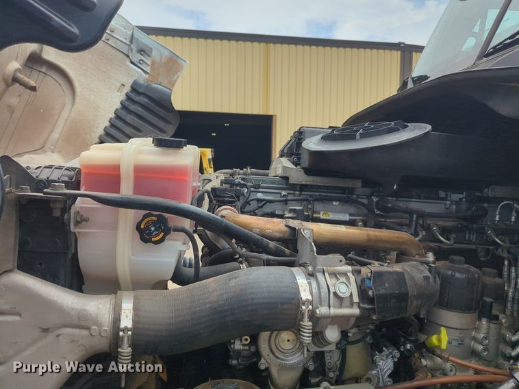 image for item NW9665 2012 Freightliner Cascadia semi truck