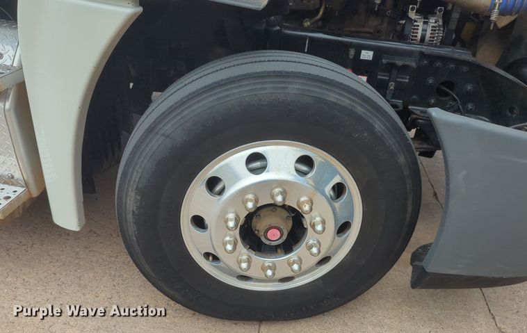 image for item NW9665 2012 Freightliner Cascadia semi truck