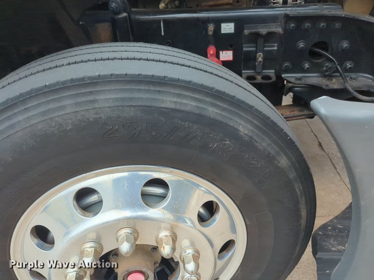 image for item NW9665 2012 Freightliner Cascadia semi truck