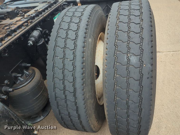 image for item NW9665 2012 Freightliner Cascadia semi truck