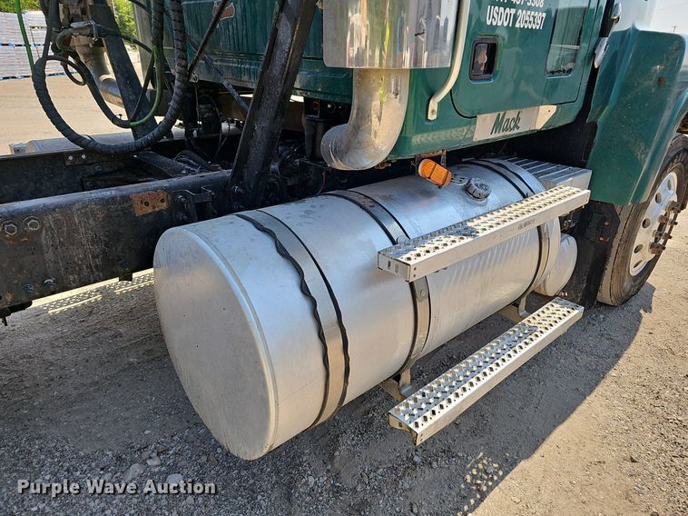 image for item NX9003 2007 Mack  CHN613 semi truck