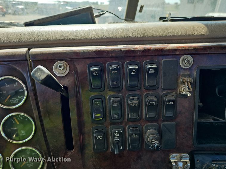 image for item NX9003 2007 Mack  CHN613 semi truck