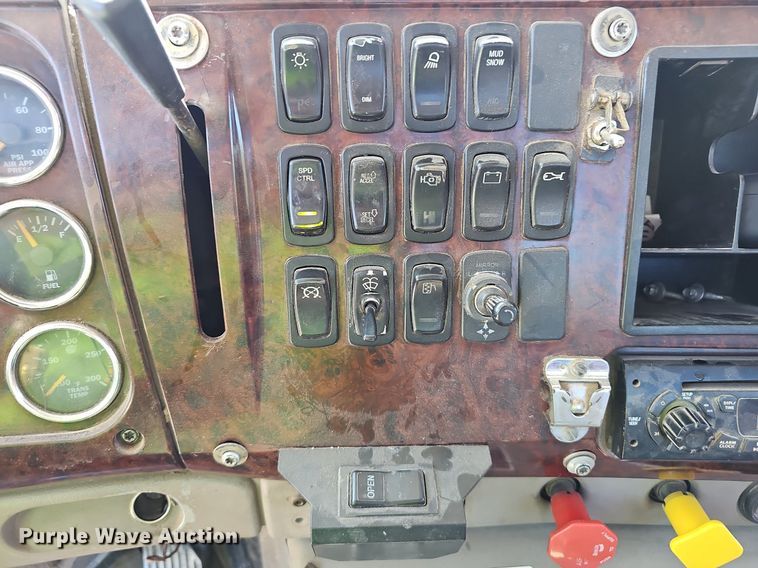 image for item NX9003 2007 Mack  CHN613 semi truck