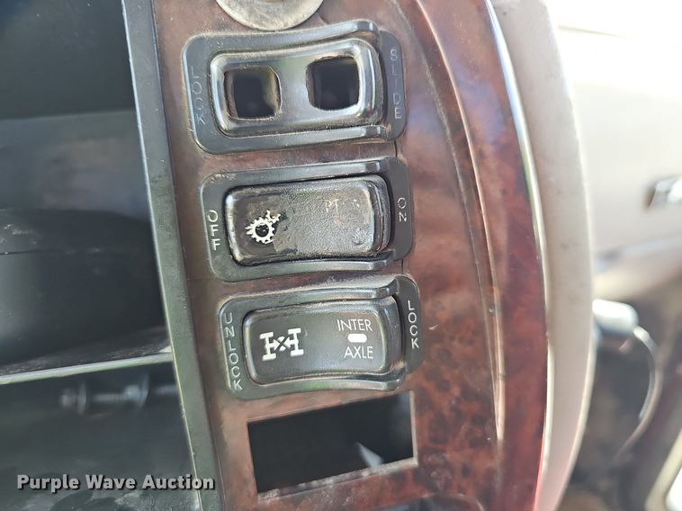 image for item NX9003 2007 Mack  CHN613 semi truck