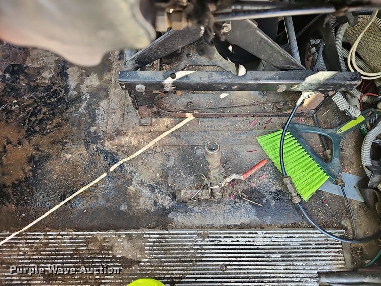 image for item NX9005 1994 White GMC  WIA semi truck