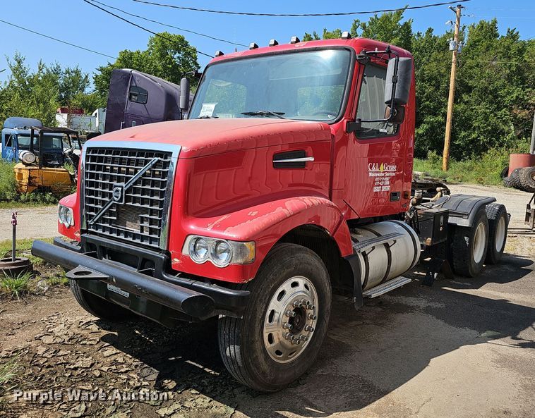 image for item NX9069 2007 Volvo  VHD semi truck