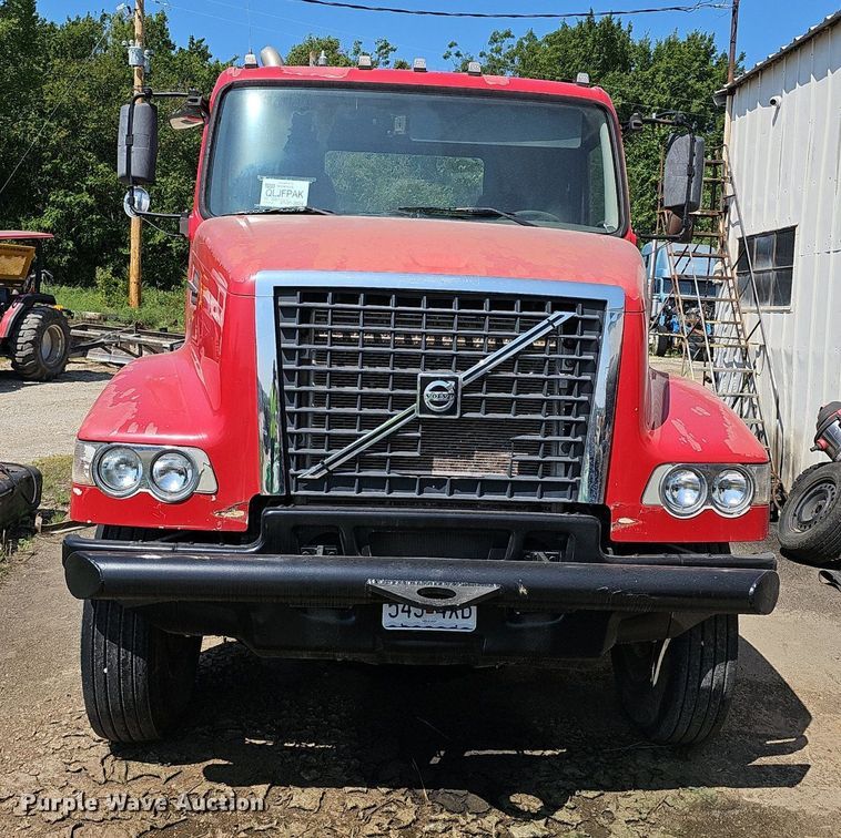 image for item NX9069 2007 Volvo  VHD semi truck