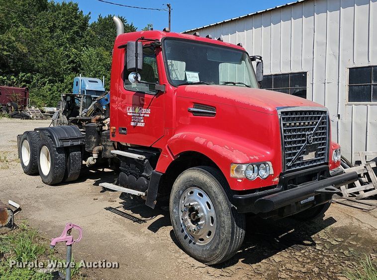 image for item NX9069 2007 Volvo  VHD semi truck