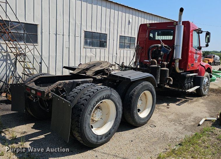 image for item NX9069 2007 Volvo  VHD semi truck