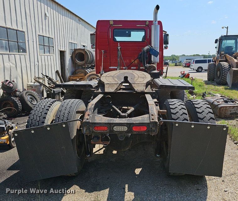 image for item NX9069 2007 Volvo  VHD semi truck