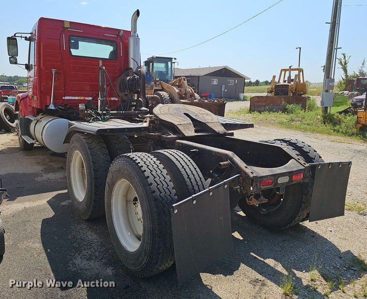 image for item NX9069 2007 Volvo  VHD semi truck