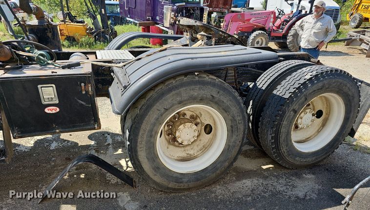 image for item NX9069 2007 Volvo  VHD semi truck