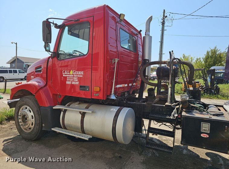 image for item NX9069 2007 Volvo  VHD semi truck