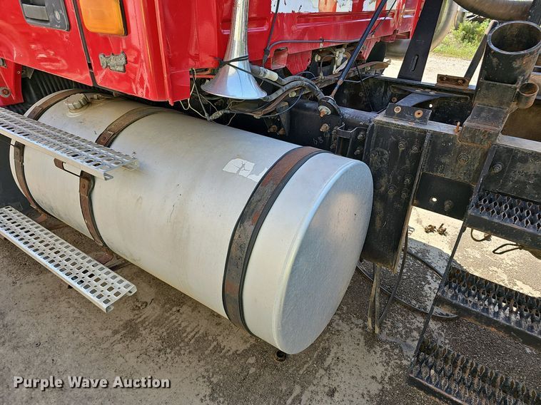 image for item NX9069 2007 Volvo  VHD semi truck