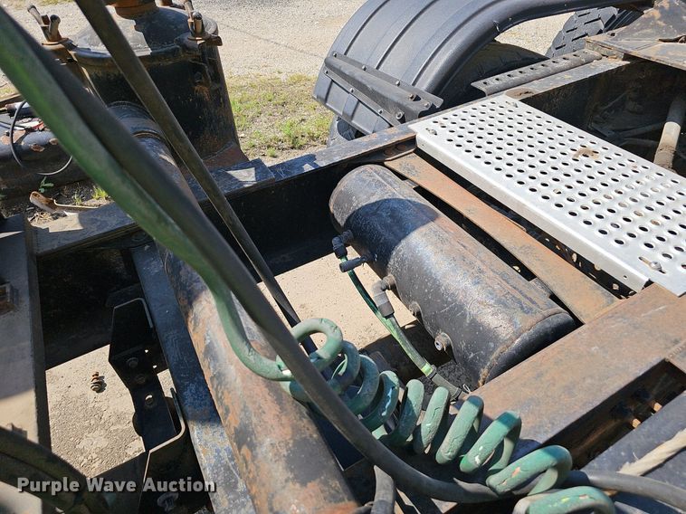 image for item NX9069 2007 Volvo  VHD semi truck