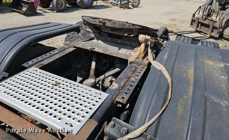 image for item NX9069 2007 Volvo  VHD semi truck