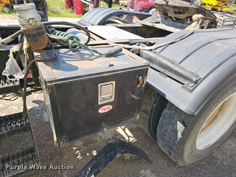 image for item NX9069 2007 Volvo  VHD semi truck