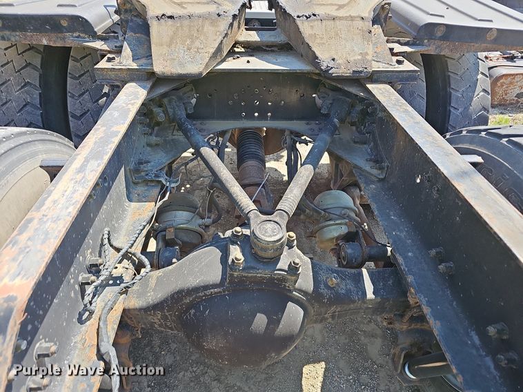 image for item NX9069 2007 Volvo  VHD semi truck