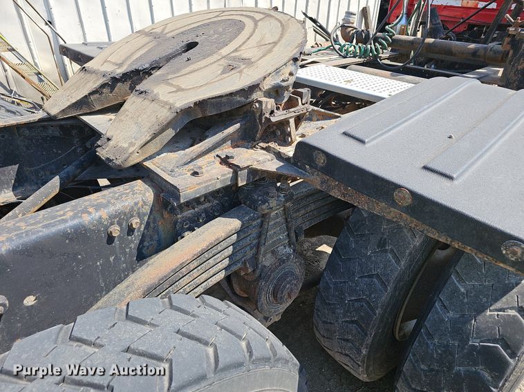 image for item NX9069 2007 Volvo  VHD semi truck