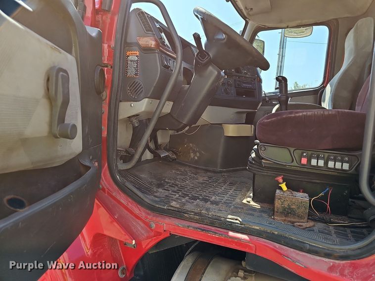 image for item NX9069 2007 Volvo  VHD semi truck