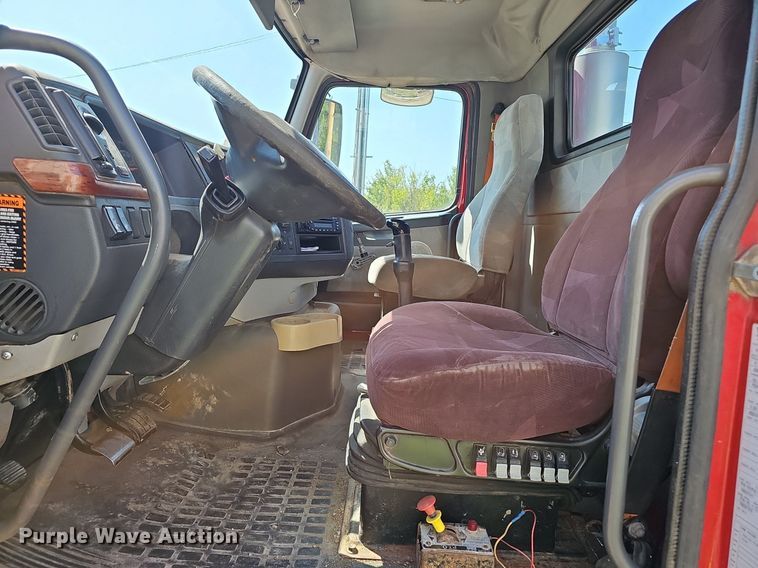 image for item NX9069 2007 Volvo  VHD semi truck