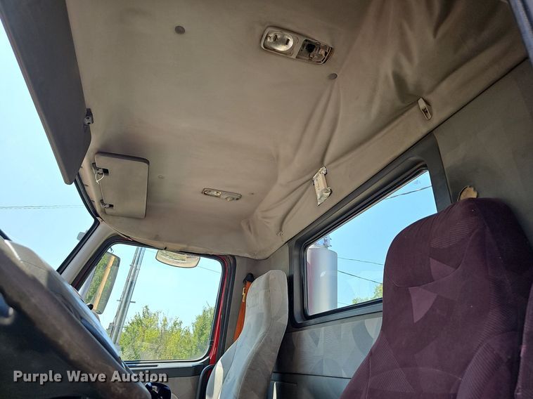 image for item NX9069 2007 Volvo  VHD semi truck